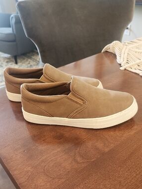 Boys Size 2 Slip-On Casual Sneakers in Tan - Classic Everyday Style